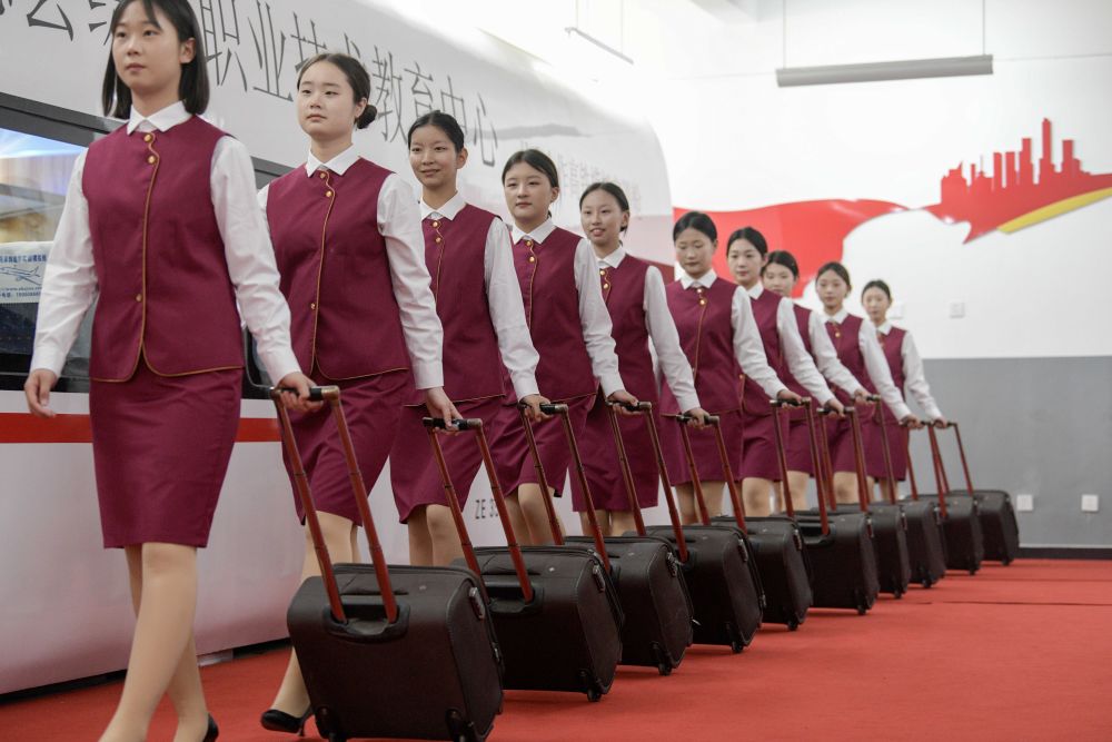 鏡觀·領(lǐng)航 | 教育強(qiáng)則國家強(qiáng) 以禮儀服務(wù)塑造新時(shí)代文明風(fēng)尚